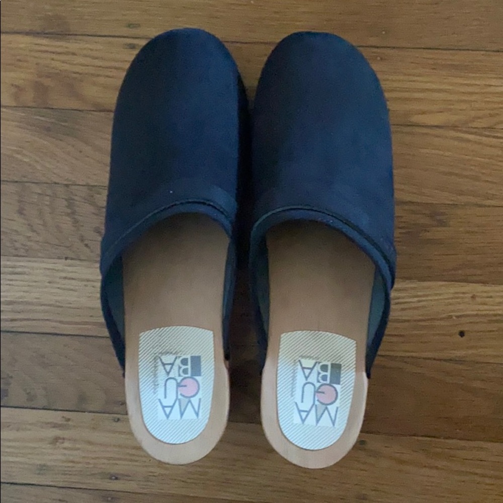 black maguba clogs